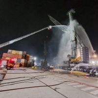 Guindaste com 12 mil litros de óleo pegou fogo no Porto de Itajaí