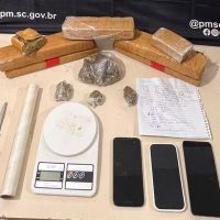 Dupla de traficantes escondia maconha na geladeira