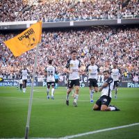 Corinthians vence o Vasco e sai da zona de rebaixamento