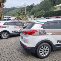 Homem é contido por populares após roubo e agressão em Itajaí