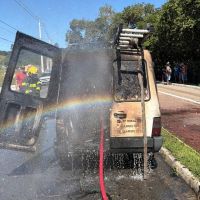 Fiorino pega fogo e mobiliza bombeiros no Barranco