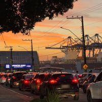 Fila do ferry boat quase invade a rua Joinville