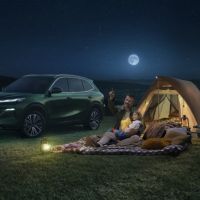 Geely aposta em campanha emocional para lançar SUV híbrido