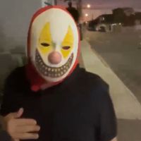 Homem com máscara de palhaço bate em estudante no bairro Cordeiros