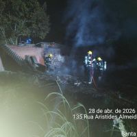 Fogo destrói casa abandonada em Penha