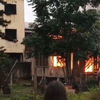 Fogo destrói casinha de madeira na Murta