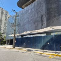 Obra trava vagas de estacionamento e gera revolta de motoristas