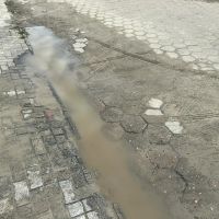 Obra deixa rua Carlos Seara tomada por esgoto
