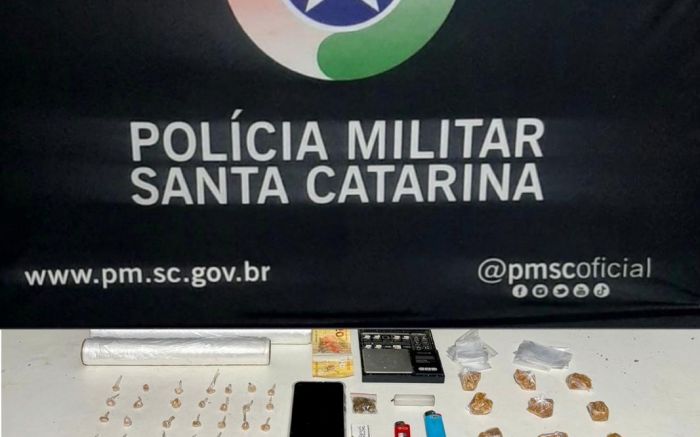 Polícia apreendeu cerca de 250 gramas de drogas durante a ação (Foto: Divulgação BPM)