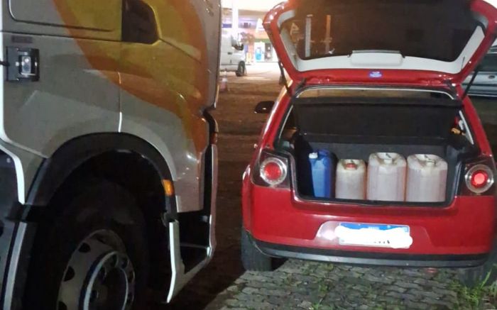 Cerca de 40 litros de gasolina foram armazenados em cinco galões (Foto: Divulgação BPM)