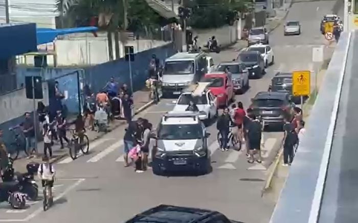 Confusão foi na manhã desta quarta-feira (Foto: Reprodução)