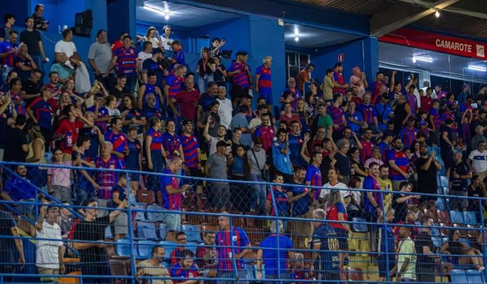 Setor esgotado tinha ingressos a R$ 10 para o jogo de domingo (Foto: Vica Bueno)