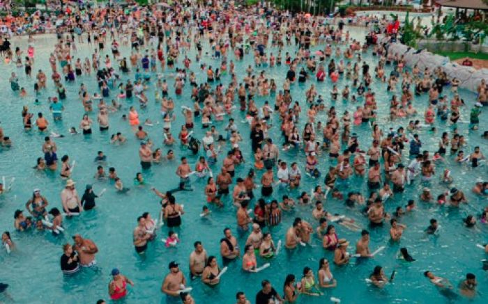 Aula de Zumba na piscina com ondas é destaque do fim de semana