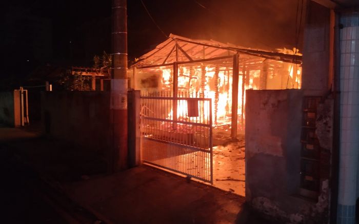 Casa em reforma foi destruída pelas chamas (Foto: Divulgação/CBMSC)
