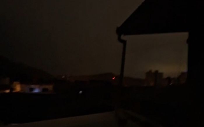 Temporal com vento e raios provocou a queda de luz (Foto: Reprodução)