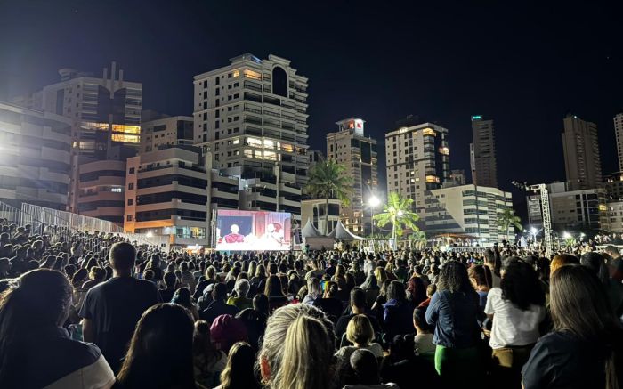 Público acompanhou a novena em telão montado na orla de Itapema (foto: Divulgação)