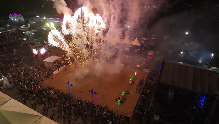 Cidade comemora aniversário com bolo gigante e rodeio nacional
