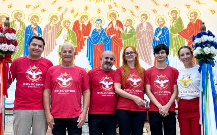 Guilherme e Karina (à esquerda e à direita), com os foliões do Divino em Barra Velha. (Foto: Divulgação).