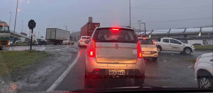 BR 101 tem congestionamentos em Itajaí e Balneário Camboriú nesta segunda-feira
