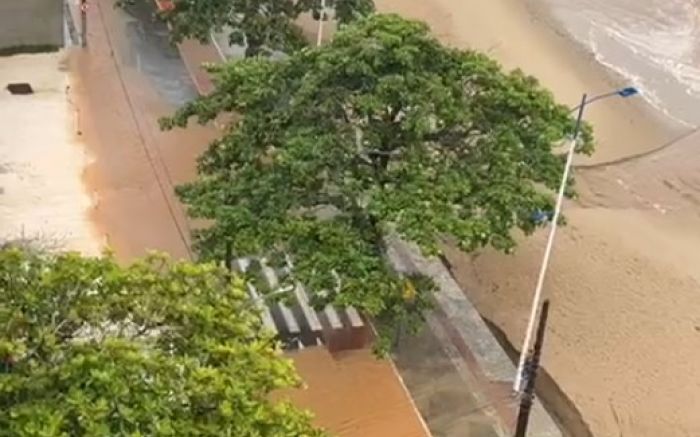 Vídeos mostram a rua da praia e ruas do entorno alagadas (Foto: Reprodução)