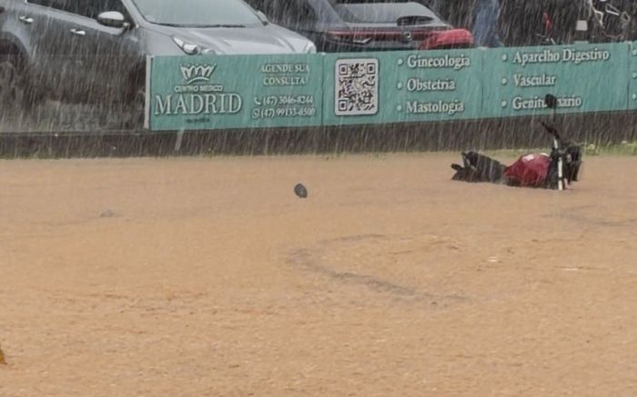 Vídeo mostra moto quase sumida na água, só com o retrovisor pra fora (Foto: Reprodução)