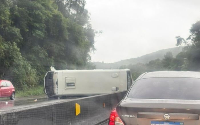 Acidente foi perto do posto da PRF em Biguaçu