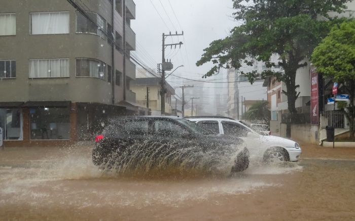 Defesa Civil prevê mais água, especialmente entre a noite desta segunda-feira e a madrugada de terça (Foto: Reprodução/Paulo Giovany)