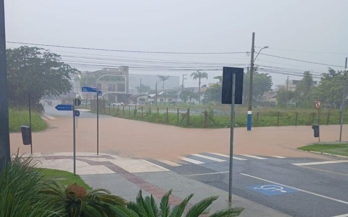 Região da câmara no bairro dos Estados alaga com frequência (Foto: Leitor)