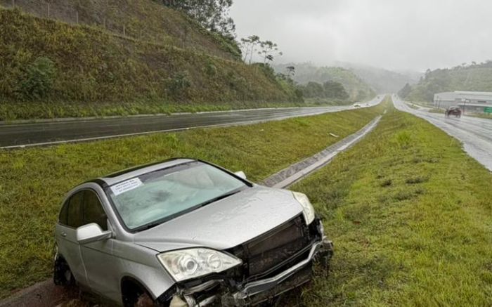 Veículo foi parar na valeta central da rodovia, no sentido Ilhota (Foto: CBVI)