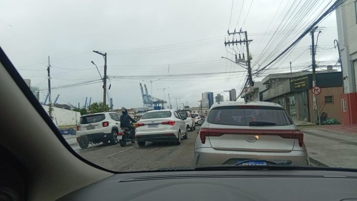 Contorno sul tem filona; trânsito lento em Itajaí