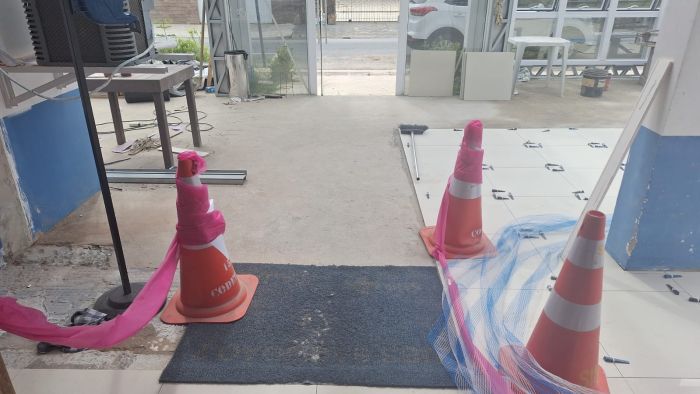 Com relatos de poeira, calor e sobrecarga na UBS São João 2, secretaria de Saúde diz que obra é necessária