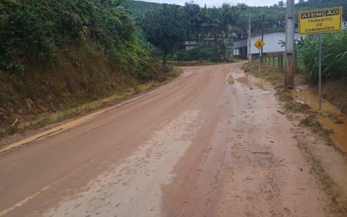 Comunidade de Canoas denuncia danos ao asfalto na rua Prefeito Leopoldo Schoepping