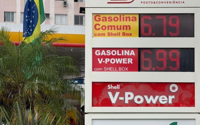 Cliente diz que viu gasolina V-Power a R$ 6,99 no totem, mas preço só valia com uso de aplicativo