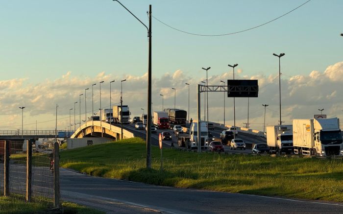 Moto bateu na traseira de um caminhão no km 123, no sentido Curitiba