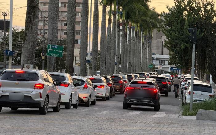 Acessos a Itajaí estão travados no final da tarde