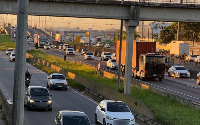 Fluxo de caminhões, acessos aos portos e falta de estrutura estão entre os principais gargalos da rodovia