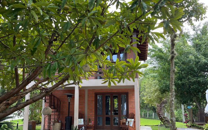 Casa de campo no bairro Itapeva une natureza, história de família e conforto para quem busca dias de sossego e conexão