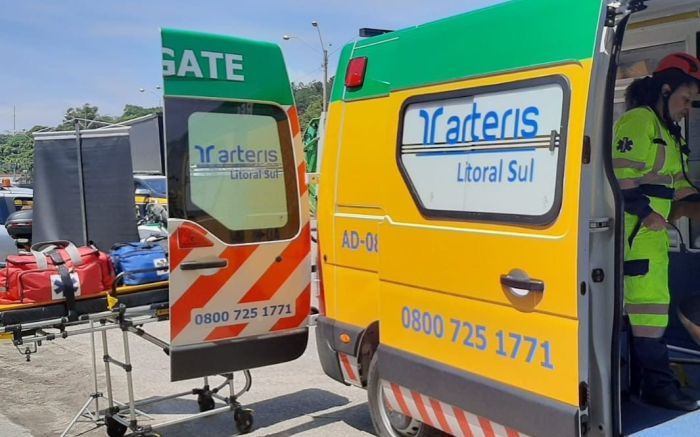 Batida traseira entre caminhão e moto foi no km 138; vitimas foram internadas