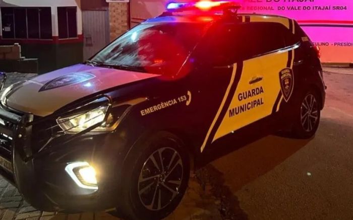 Ela bateu em uma moto e o piloto precisou de socorro