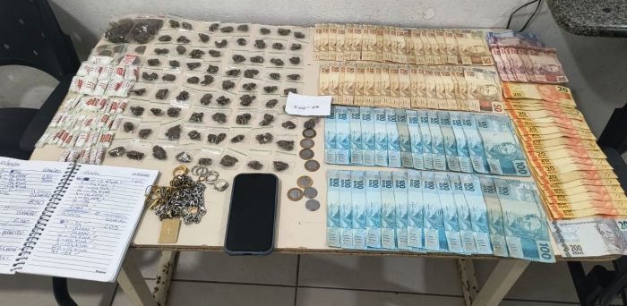 Ele estava com sete porções de cocaína e confessou ter mais droga em casa