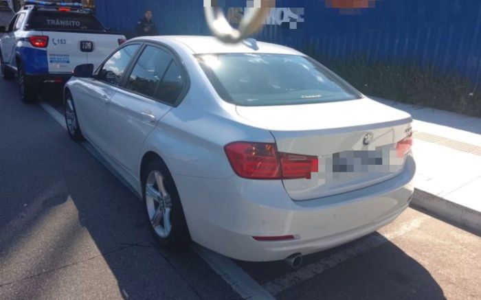 Carrão, que pode custar mais de R$ 350 mil, foi guinchado na Terceira avenida