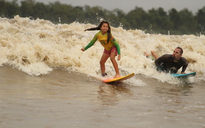 “Tutu”, de nove anos, surfou a onda no rio Mearim, no Maranhão, e se tornou o mais jovem do país a completar o desafio