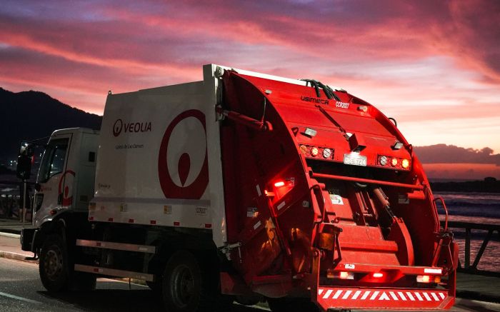 Caminhões da nova empresa começaram a trabalhar na madrugada desta terça