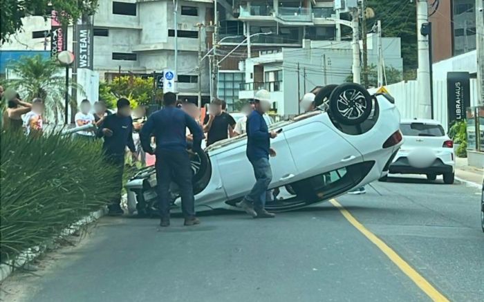 Acidente foi ao meio-dia desta terça-feira