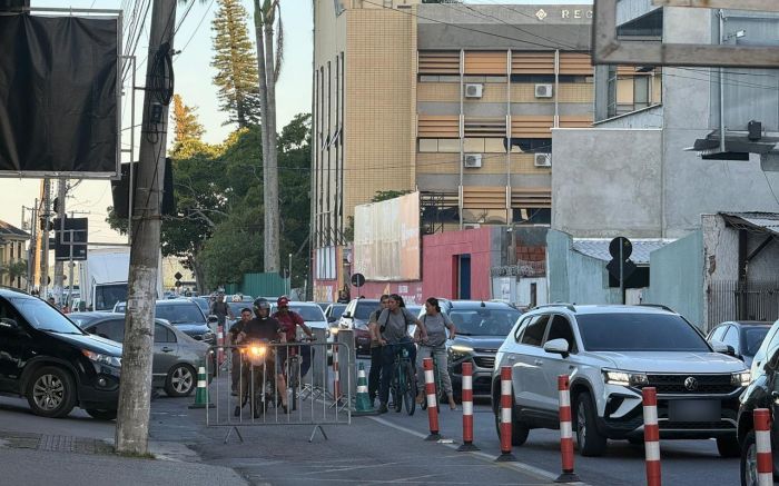 Ferry boat travado nos dois lados do rio