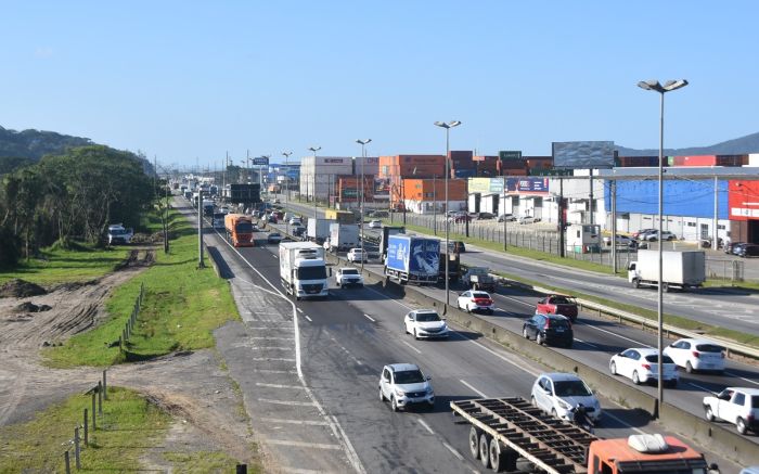 BR 101 está congestionada e complica trânsito em Itajaí e região