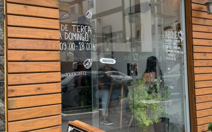 Com clima de galeria de arte, café especial e atendimento que acolhe em BC