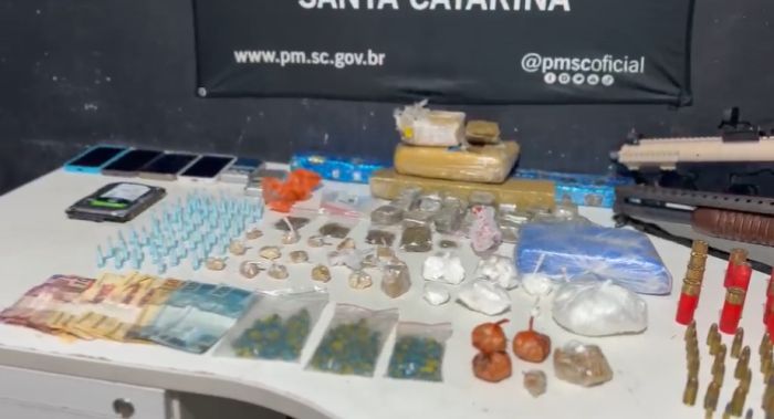 Eles responderão por tráfico, associação, corrupção de menor e porte ilegal