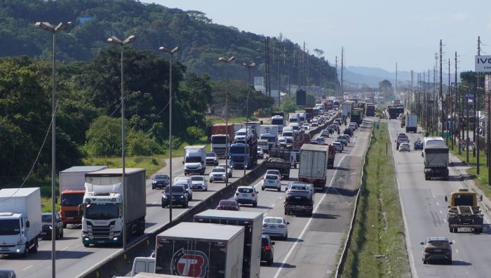 BR 101 em Itajaí tem tranqueira no sentido sul