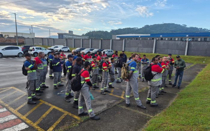 Mais de 60 trabalhadores cruzaram os braços nesta segunda-feira em protesto contra salários e jornada